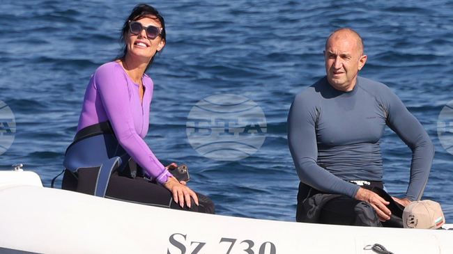 Риболовният кораб „Чавдар“ беше потопен на морското дъно край Созопол; президентът Румен Радев бе сред първите, които се гмурнаха до плавателния съд