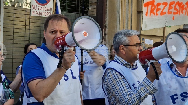 Romanian Education Minister Pressured to Drop Reforms, Teachers’ Protests Continue