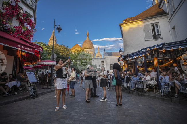 Кметството на Париж иска да ограничи автобусите с посетители и да регулира свръхтуризма във френската столица