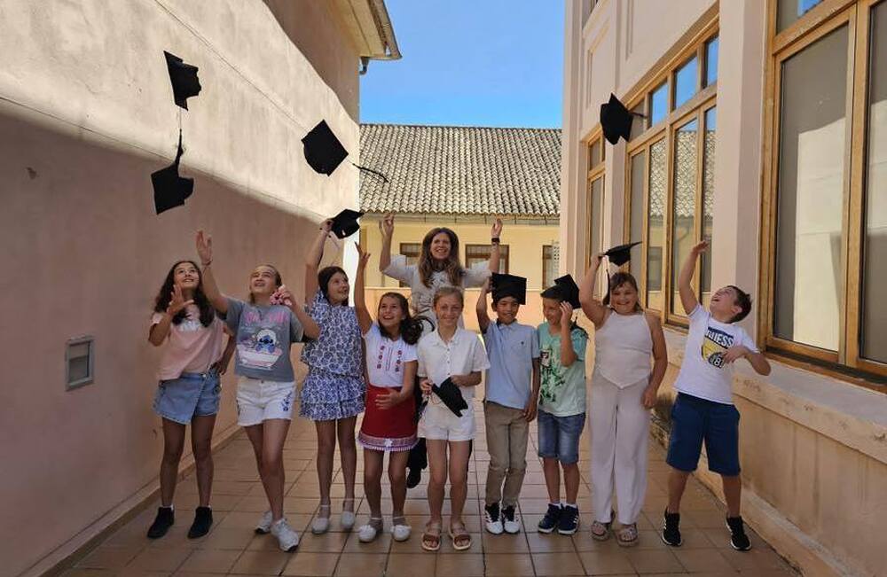 Преподаватели от Българско училище „Св. Иван Рилски“ в Хатива: Отмина още една вълшебна учебна година за всички нас