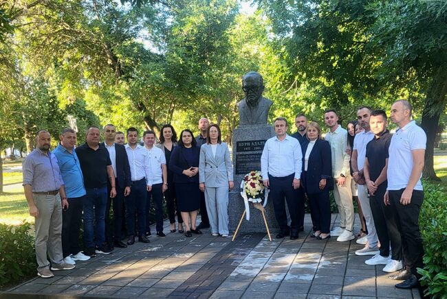 С възпоменателна церемония в Момчилград почетоха 21 години от кончината на Нури Адалъ