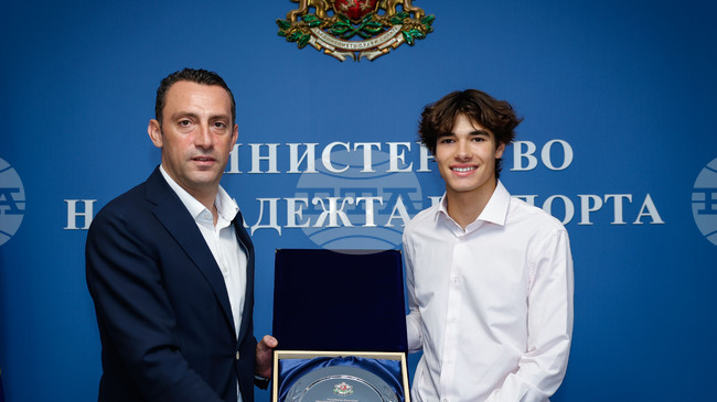 Minister of Youth and Sports Ivan Peshev Awards Nikola Tzolov for Achievements in Formula 3
