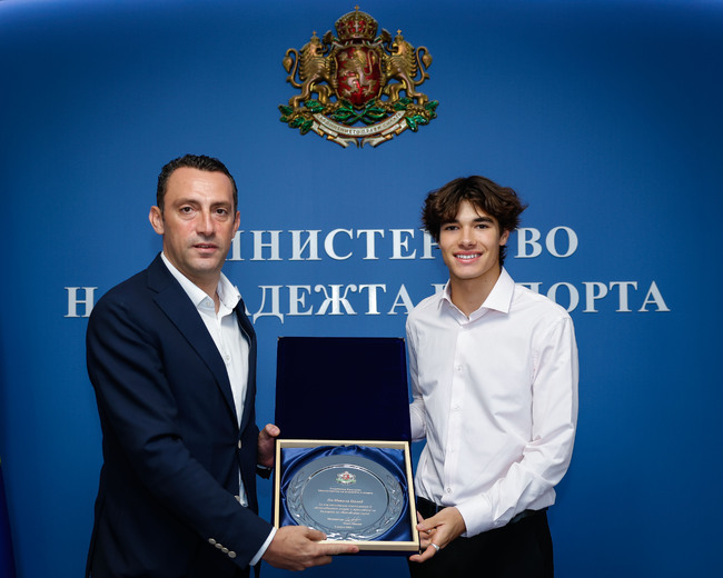Minister of Youth and Sports Ivan Peshev Awards Nikola Tzolov for Achievements in Formula 3