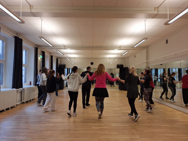 От септември се подновяват репетициите по народни танци към Българската православна църковна и културна общност „Света Богородица“ в Малмьо