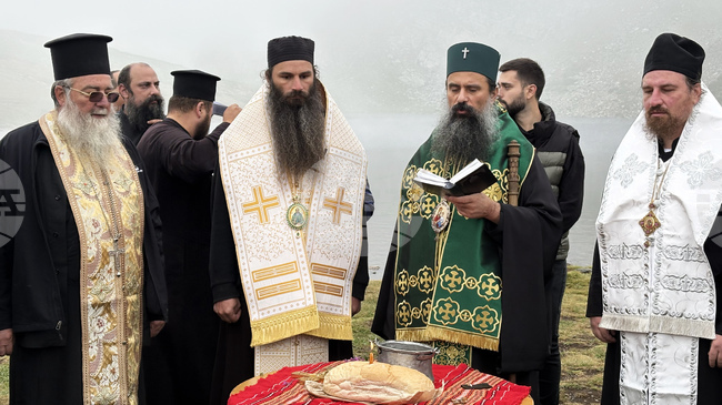 Българският патриарх Даниил отслужи водосвет на езерото Бъбрека в Рила планина
