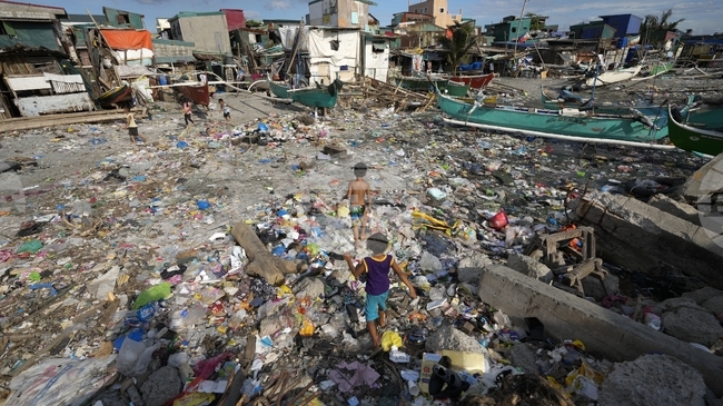 1 човек загина, а 27 са в неизвестност след срутване на сметище във Филипините 