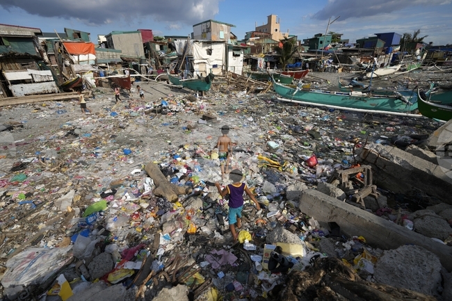 1 човек загина, а 27 са в неизвестност след срутване на сметище във Филипините 