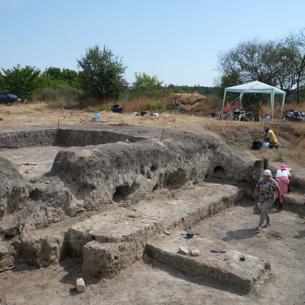Възобновени са археологическите разкопки на праисторическото селище Кременитата могила край село Бреница, община Кнежа