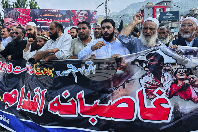 Стотици жители на контролираната от Пакистан част от Кашмир отбелязаха шестата годишнина от отнемането на полуавтономния статут на региона