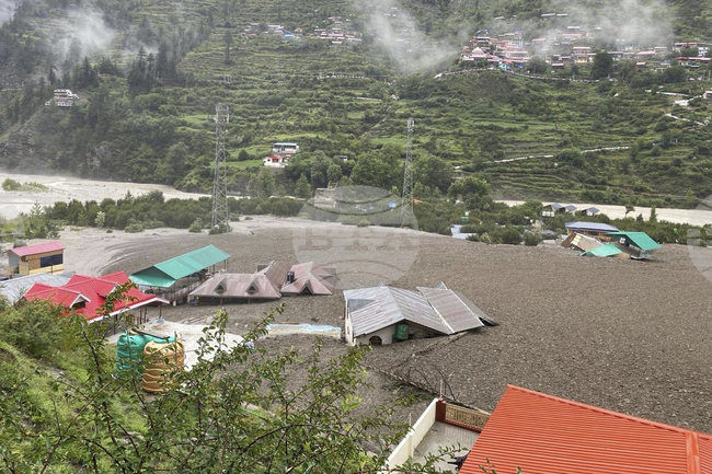 ПТИ: Хеликоптери помогнаха за евакуацията на 65 души, засегнати от наводненията в Северна Индия 