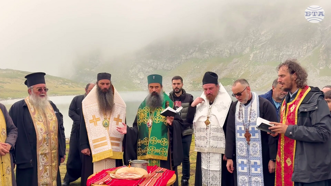 Българският патриарх Даниил отслужи водосвет на езерото Бъбрека в Рила планина