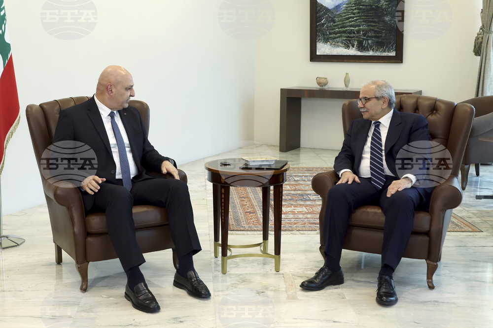 Ливанският премиер призова страната му да не бъде въвличана в "авантюри"; лидерът на "Хизбула" отмени планирана за днес реч