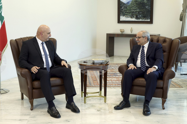 Ливанският премиер призова страната му да не бъде въвличана в "авантюри"; лидерът на "Хизбула" отмени планирана за днес реч