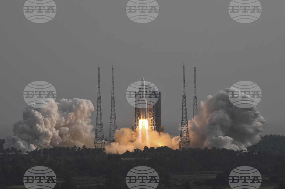 Китай успешно тества нова ракета за полети до Луната 