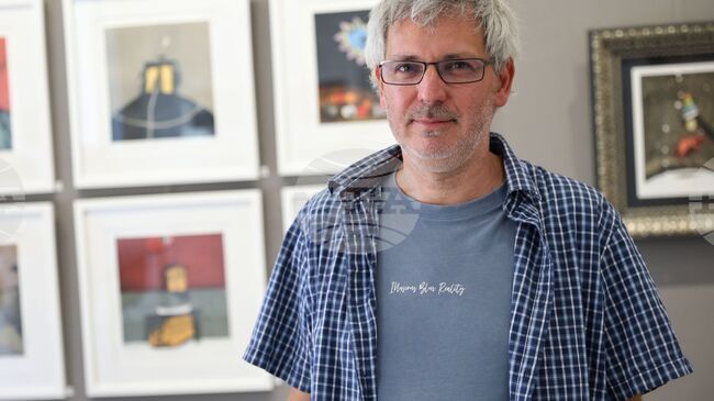 С цветове и форми Димитър Каратонев пътува до края на света в новата си самостоятелна изложба „Чудо в Манихики“ 