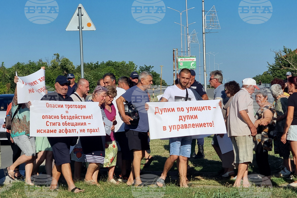 Добричлии блокираха движението при изхода на Добрич за Силистра заради лоша инфраструктура на улиците в района