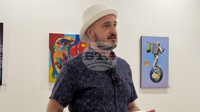 Младият автор Георги Гечев представи в родния си Казанлък изложбата "Избягай с мен"