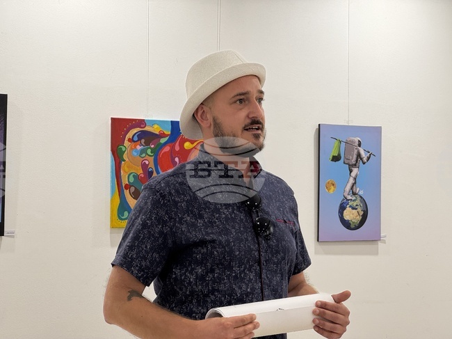 Младият автор Георги Гечев представи в родния си Казанлък изложбата "Избягай с мен"