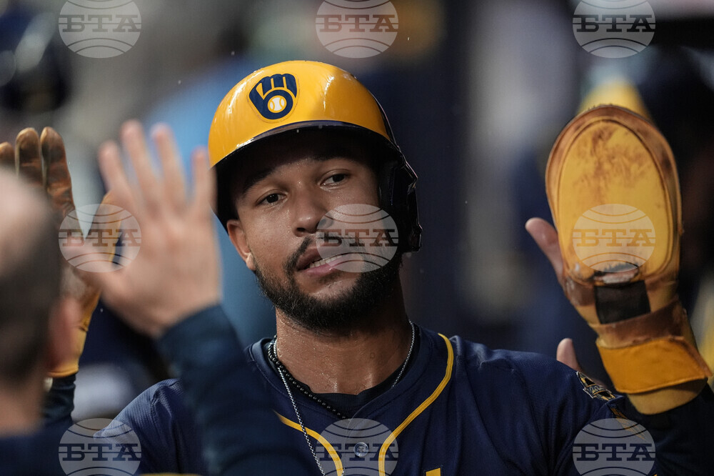 Brewers Braves Baseball