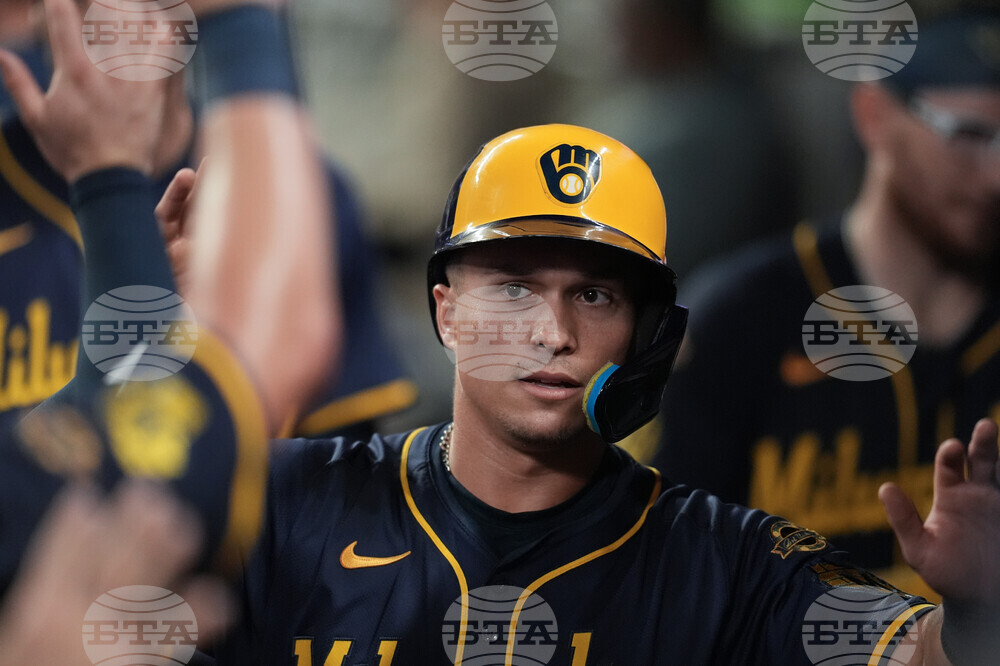 Brewers Braves Baseball