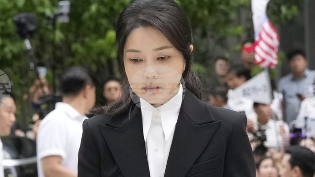 Съпругата на отстранения южнокорейски президент Юн Сук-йол беше разпитана пред съда