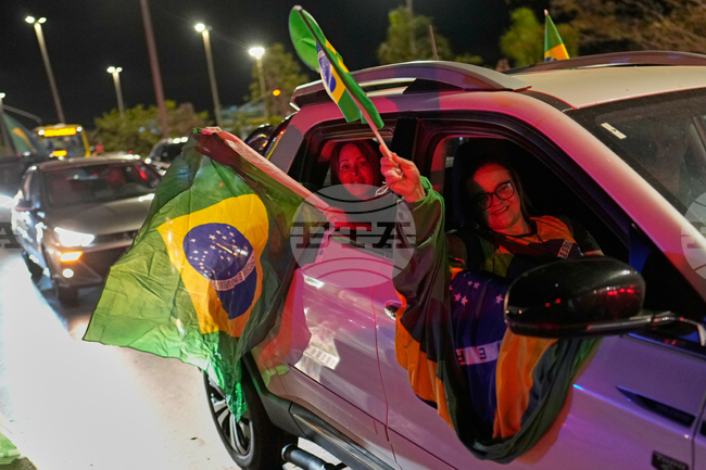 Поддръжници на бившия бразилски президент Болсонаро окупираха трибуната на парламента