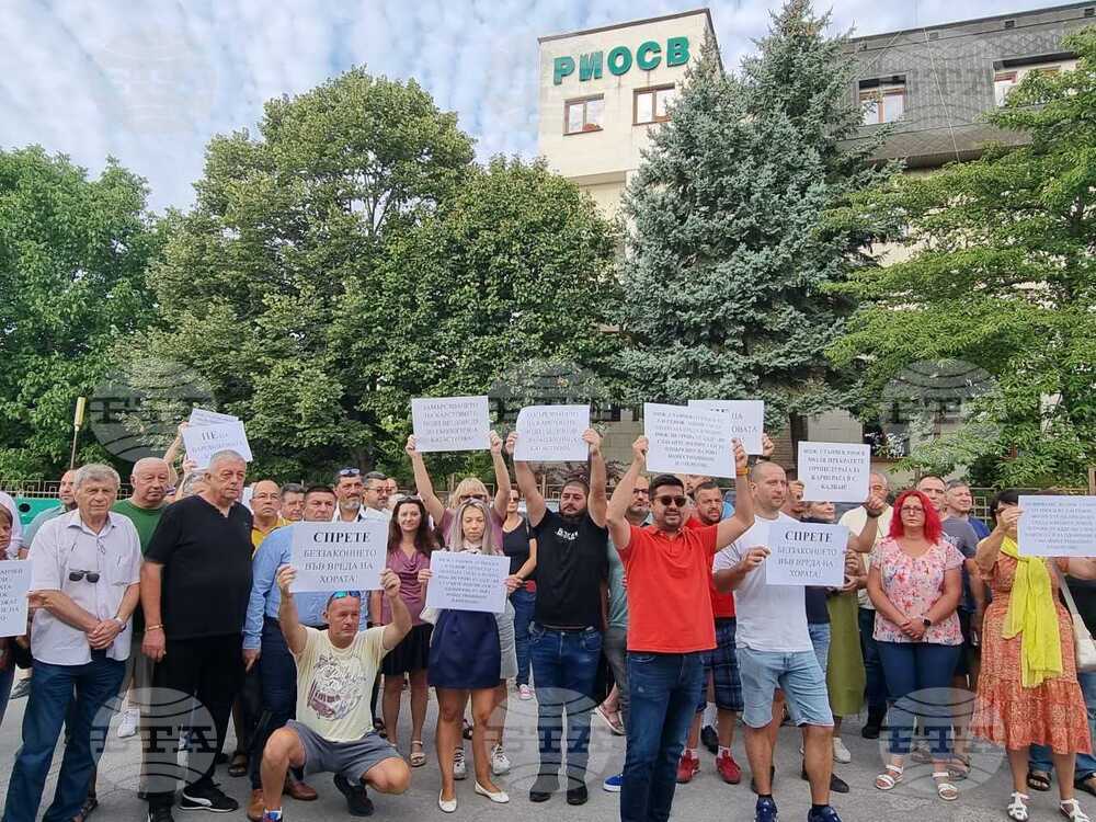 Жители на няколко великотърновски села протестираха срещу изграждането на кариера за добив на варовик в землището на село Балван