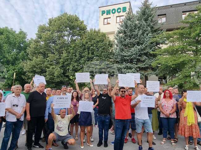 Жители на няколко великотърновски села протестираха срещу изграждането на кариера за добив на варовик в землището на село Балван