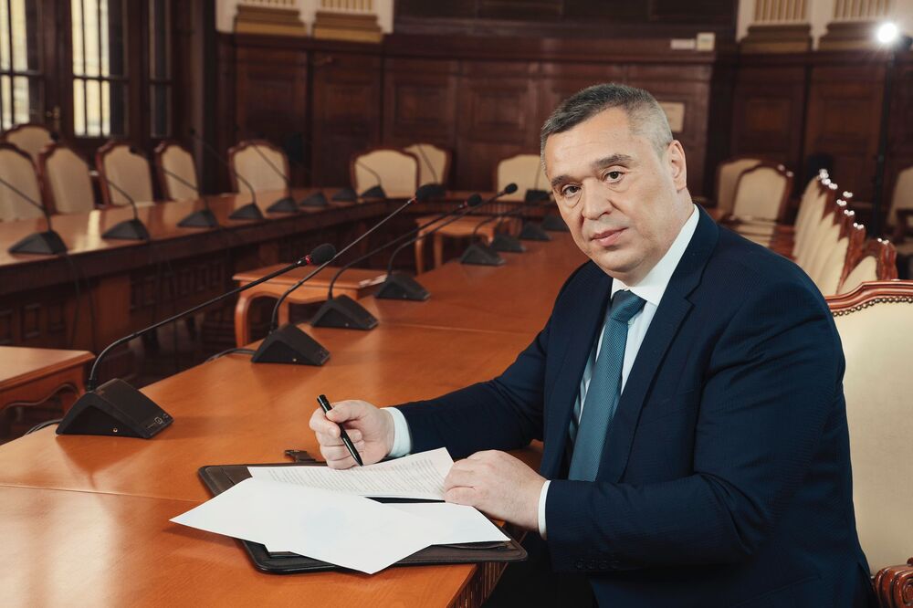 МЗХ: Министър Тахов свиква извънреден Управителен съвет на ДФЗ за одобрение на индивидуална помощ за пострадалите от пожарите стопани