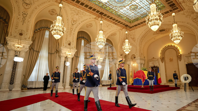 Над 1000 души отдадоха днес последна почит на първия президент на Румъния след Революцията от 1989 г. Йон Илиеску