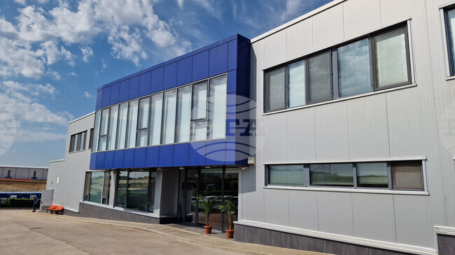 "Артемис" ООД активно търси машинни оператори, печатари, инженери, оперативен и среден мениджмънт, каза за БТА Владимир Димов, директор в компанията