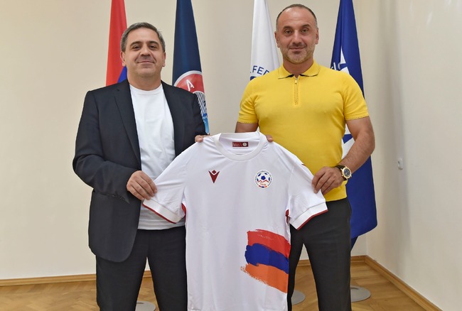 Смениха националния селекционер на Армения по футбол, новият е бил футболист при български треньори