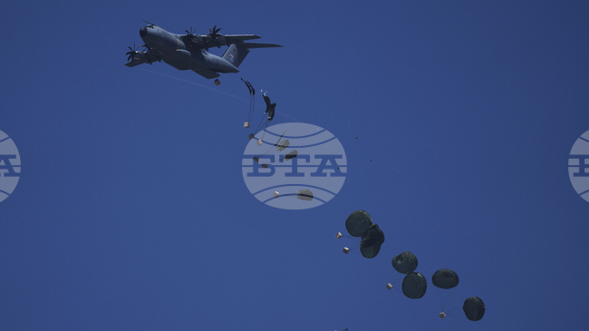 Спусната по въздуха хуманитарна помощ е убила 14-годишно момче в Газа, съобщиха местни медици