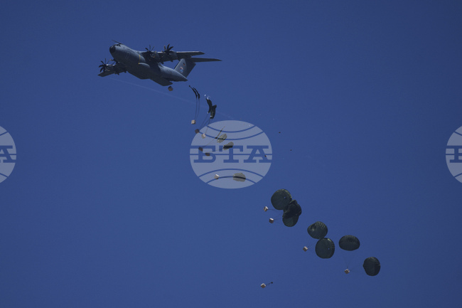 Спусната по въздуха хуманитарна помощ е убила 14-годишно момче в Газа, съобщиха местни медици