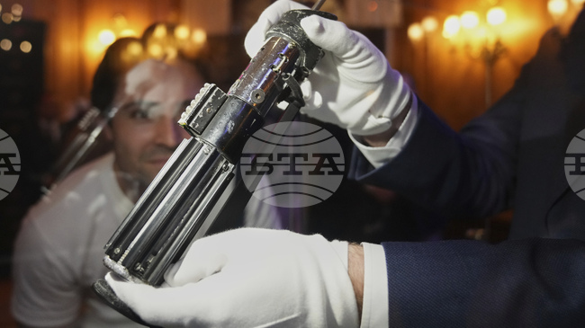 Светлинният меч на Дарт Вейдър е изложен в Лондон преди предстоящ търг