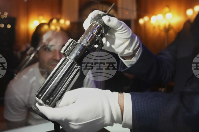 Светлинният меч на Дарт Вейдър е изложен в Лондон преди предстоящ търг