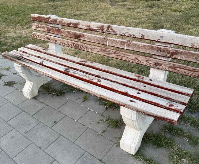 Община Шумен: Започна обновяването на пейките пред зала „Арена Шумен“