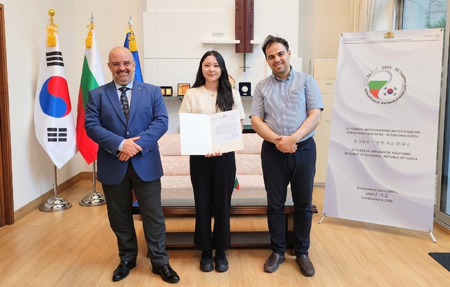 Студентката в специалност „Българистика“ в Университета „Ханкук“ в Сеул Канг Джеон осъществи стаж в Българското посолство в Южна Корея