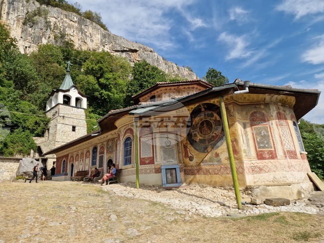 Хора от цяла България и от чужбина посетиха Преображенския манастир край Велико Търново за храмовия му празник