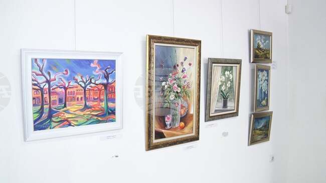 Лятна изложба в ямболската галерия „Кирил Кръстев“ обединява близо 50 творби на утвърдени и млади автори