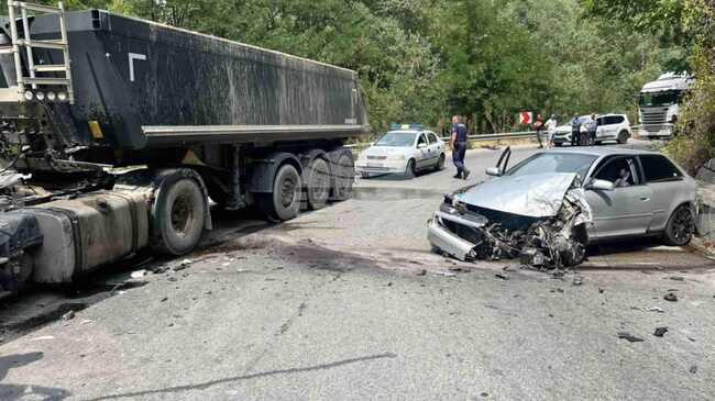 Катастрофа е станала между село Варвара и Варварски минерални бани, движението се регулира от полицаи