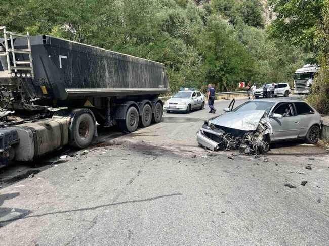 Катастрофа е станала между село Варвара и Варварски минерални бани, движението се регулира от полицаи