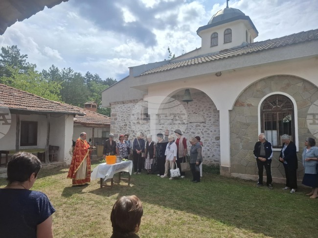 В манастира "Св. Атанасий" край Смолян бе отбелязан християнският празник Преображение Господне