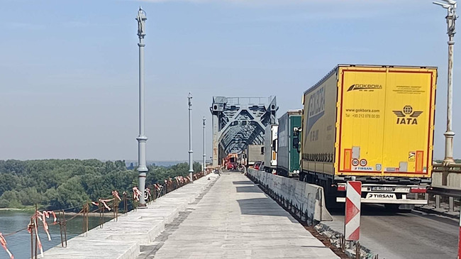 АПИ: Монтират се реставрираните стълбове за осветление на Дунав мост при Русе