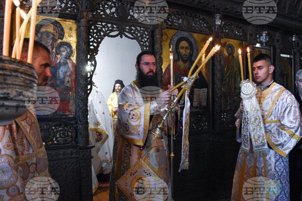 Отслужиха архиерейска света литургия за храмовия празник на църквата "Преображение Господне“ в Поморие