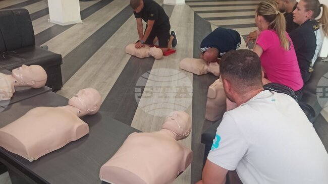 Служители и треньори в "Неврокоп Арена" в Гоце Делчев се обучиха за работа с автоматичен дефибрилатор