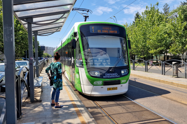 Трамвай потегли без ватман в Румъния, удари друг и още два автомобила; шестима пътници са в болница