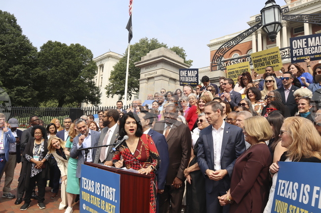 ФБР ще издирва депутатите демократи от Тексас, които напуснаха щата заради гласуването за промяна на границите на избирателните райони 