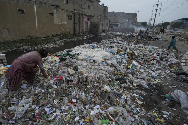 Европол задържа над 330 души от 71 страни, сред които и България, при мащабна операция срещу мрежа за нелегален трафик на отпадъци