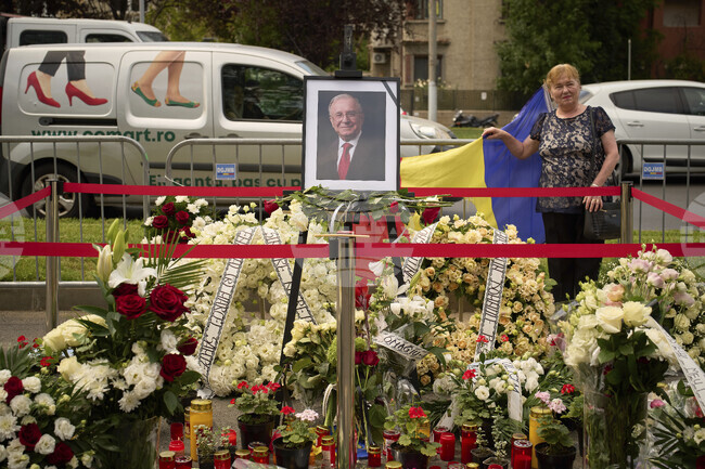 В Румъния е ден на национален траур; погребаха бившия президент Йон Илиеску